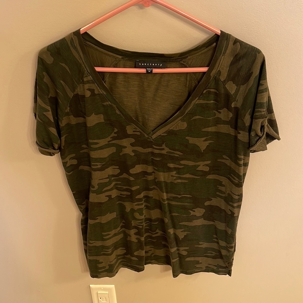 Sanctuary vneck tshirt in camo size M